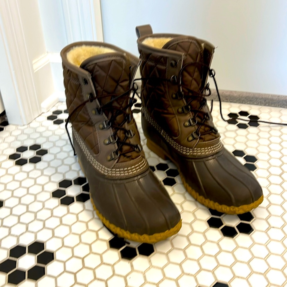 L.L. Bean shearling-lined “Bean Boots” Women’s size 9M.